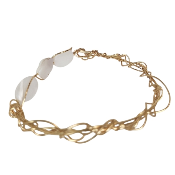 14k Gold White Mother Of Pearl Shell Flower Oval Wire Bangle - Picture 3 of 4